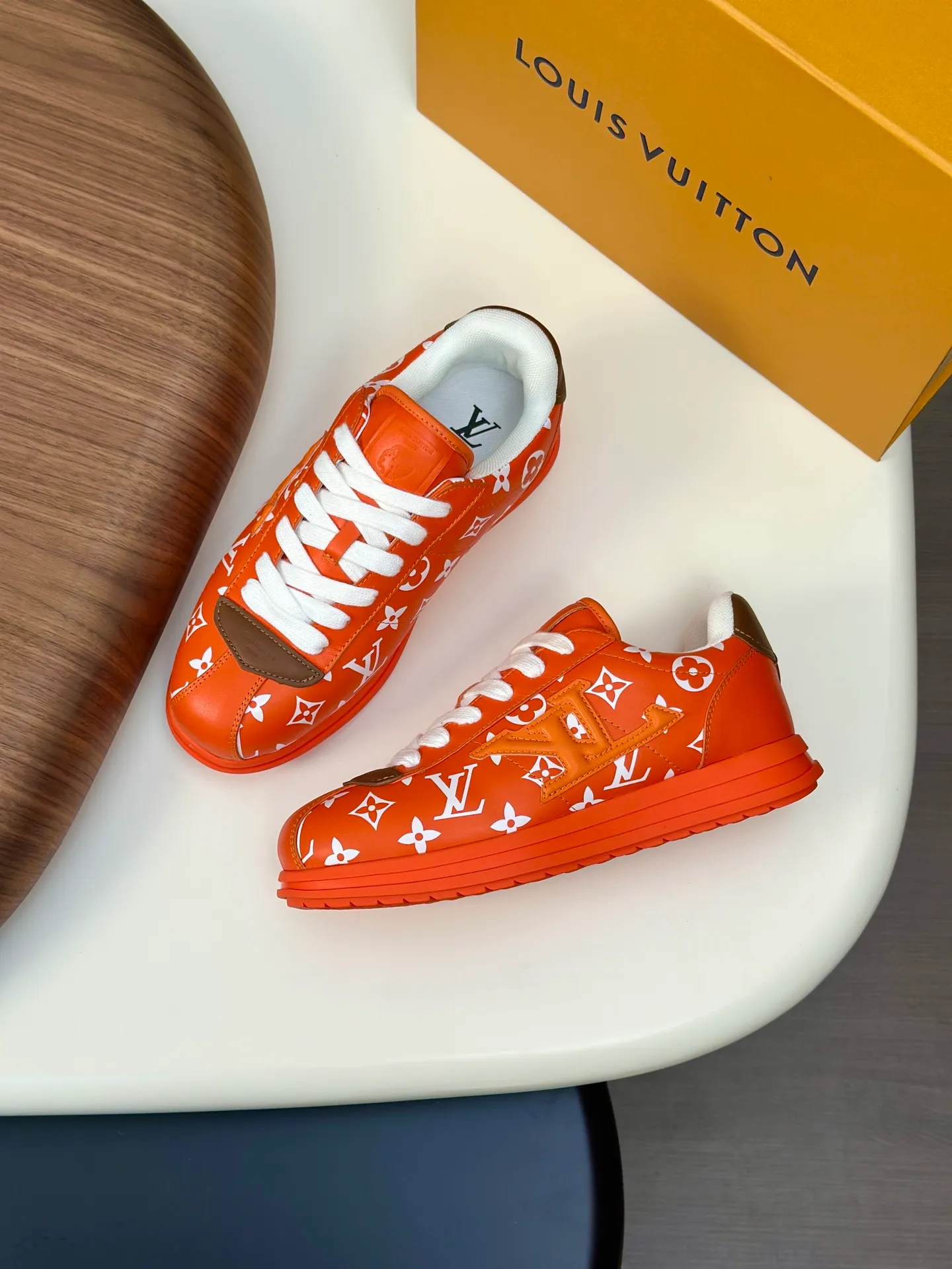 Factory direct sale ¥700💰Full set of packaging💰Top version LV-Louis Vuitton-Classic catwalk new style 1:1 developed replica of the original version! ! The upper foot is very comfortable. It is made of luxurious materials and fine workmanship. The midsole is printed with English letters "Made in Europe". The upper is made of calfskin imported from Italy. The side is decorated with the brand's LOGO and signature. The latest latex foot pads and mesh lining make the foot feel super comfortable. Original factory special supply of original two-color T men's shoes 💰U combination outsole. Bag technology Goodyear stitched edges Fabric: Exclusive custom first-layer cowhide Accessories: Exclusive private model Vuitton logo, lining: Customized silk mesh lining - first-layer silk cowhide lining Outsole: T men's shoes 💰U combination outsole wear-resistant, non-slip and anti-yellowing Foot pads: new latex pads-mesh sweat-absorbent Counter technology: fully computerized sewing machine wire drawing Toe cap Back cover Hot and cold shaping A complete set of pull-top lasts with medium and low logo patterns. Counter packaging - shoelaces, certificates, cards, instructions, certificates, dust bags. The most comprehensive packaging on the Internet. Men's model 339-44 (38/45 custom-made, non-returnable!